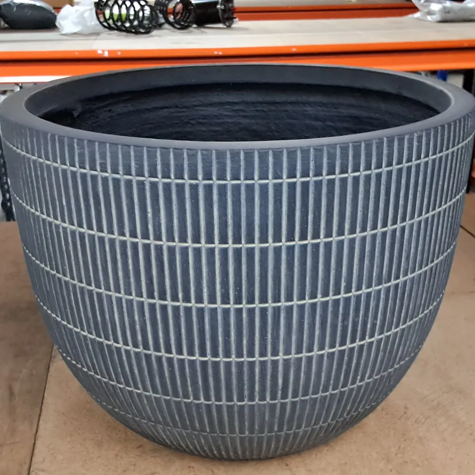 BLACK WASH PLANTER 