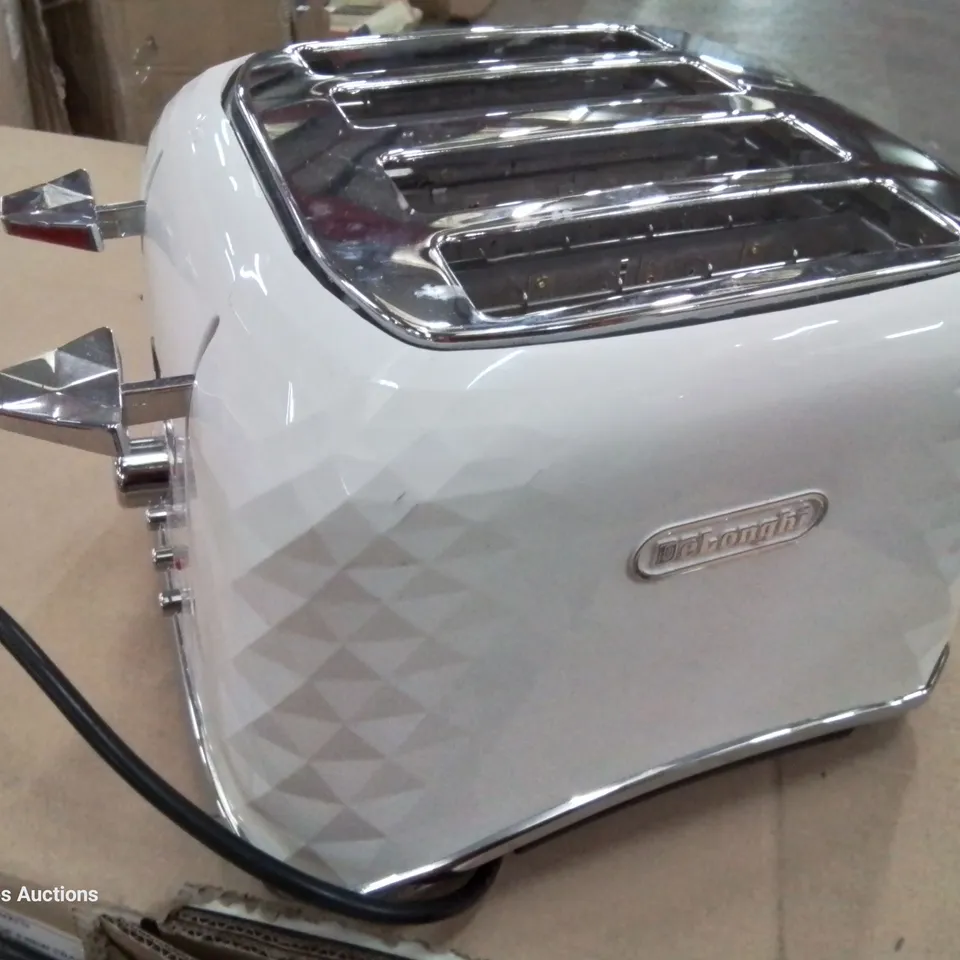 DELONGHI 4 SLICE TOASTER WHITE