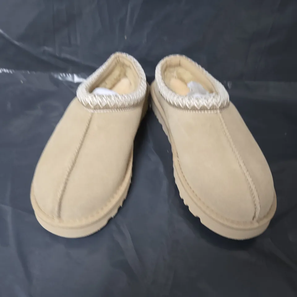 UNBOXED PAIR OF UGG KUWANS WOMENS CLASSICS IN BEIGE - SIZE 37