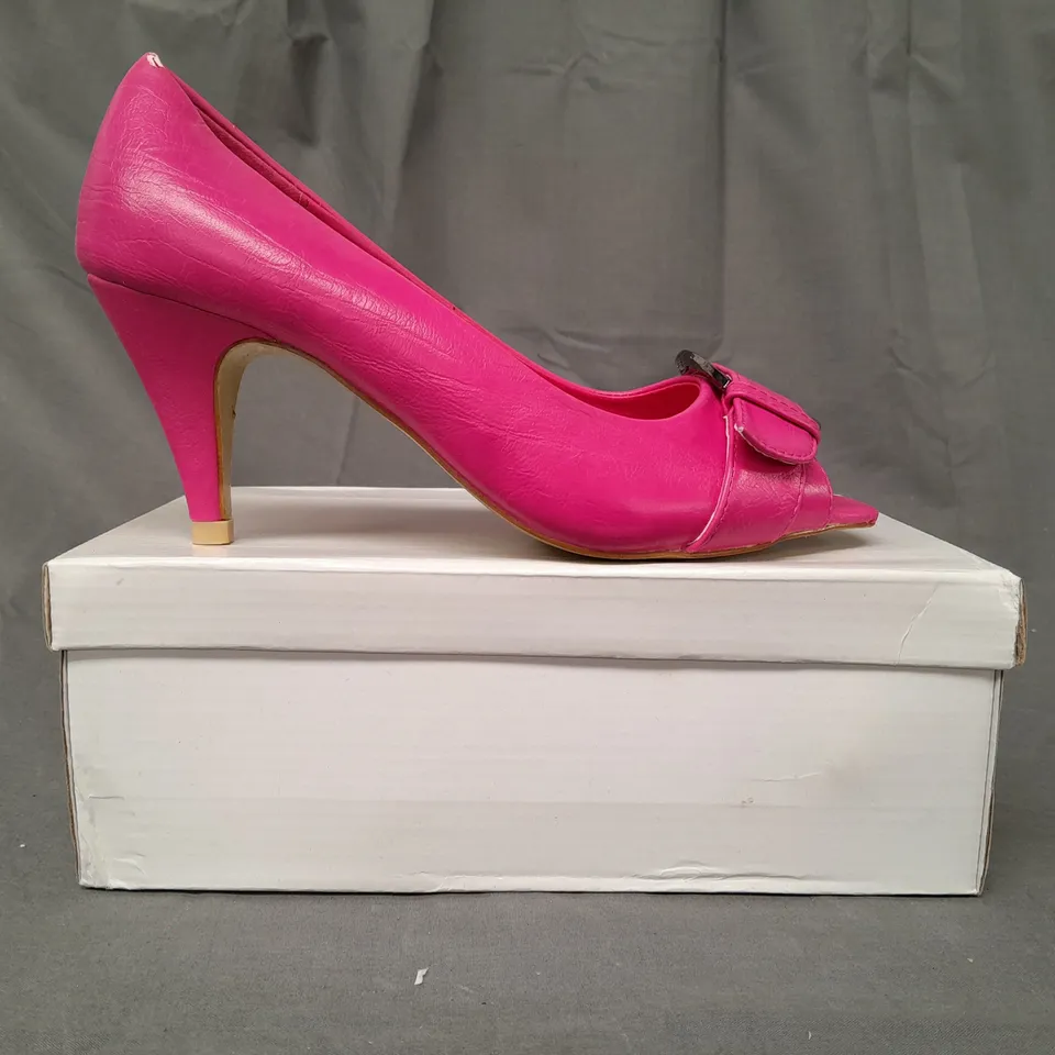 BOXED PAIR OF DESIGNER OPEN TOE MID HEELED SHOES IN FUCHSIA EU SIZE 38