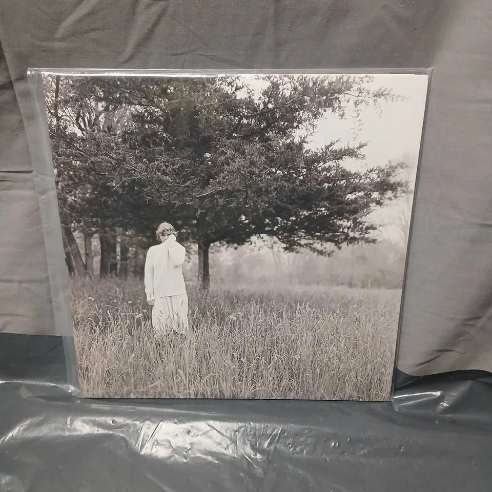 TAYLOR SWIFT FOLKLORE VINYL
