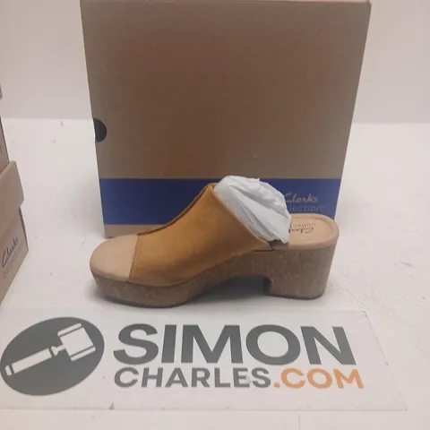 CLARKS COLLECTION WOMEN'S LIGHT TAN NUBUCK WEDGE SANDALS WITH CORK PLATFORM SIZE 7.5