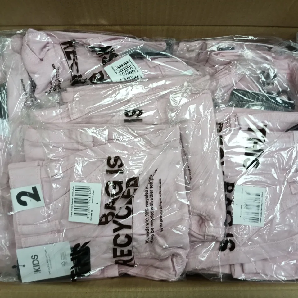 APPROXIMATELY 25 ASSORTED KIDS PLEAT FRONT RELAXED DENIM JEANS IN MARSHMALLOW PINK IN VARIOUS SIZES