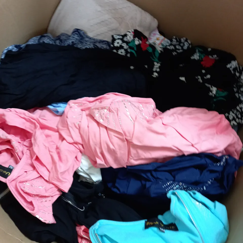 BOX OF APPROXIMATELY 20 ASSORTED ITEMS TO INCLUDES DRESSES, TOPS, JACKETS ETC
