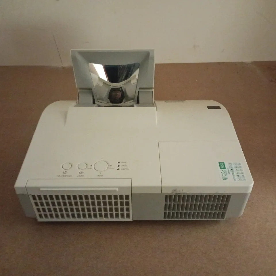 HITACHI LCD PROJECTOR CP-AW250N