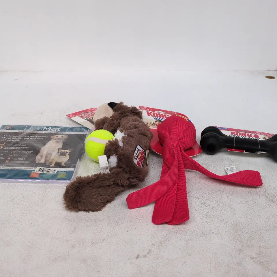 BOXED SET OF 5 DOG TOYS TO INCLUDE KONG GOODIE BONE, KONG WUBBA ETC