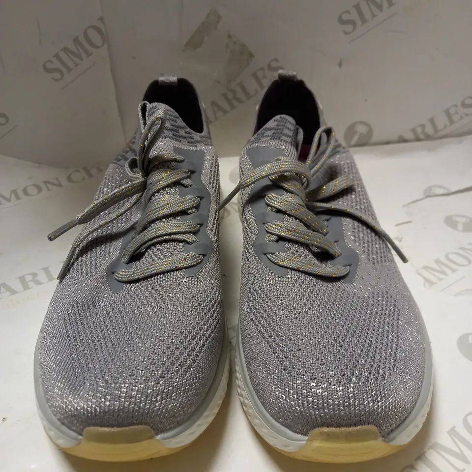 SKECHERS GREY SOLAR FUSE TRAINERS - SIZE 6.5