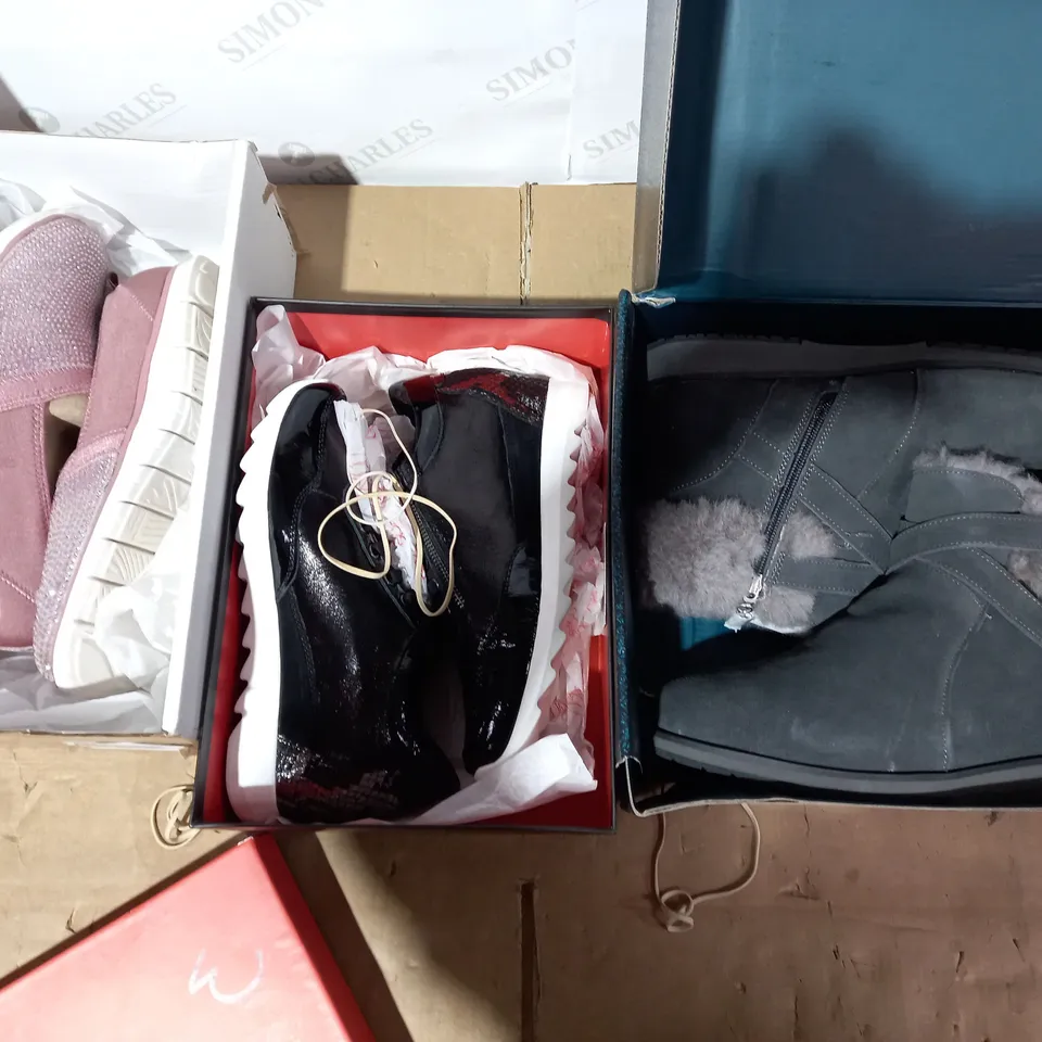 LOT OF 4 ASSORTED DESIGNER FOOTWEAR ITEMS TO INCLUDE EMU AUSTRALIA, SKECHERS, RUTH LANGSFORD ETC
