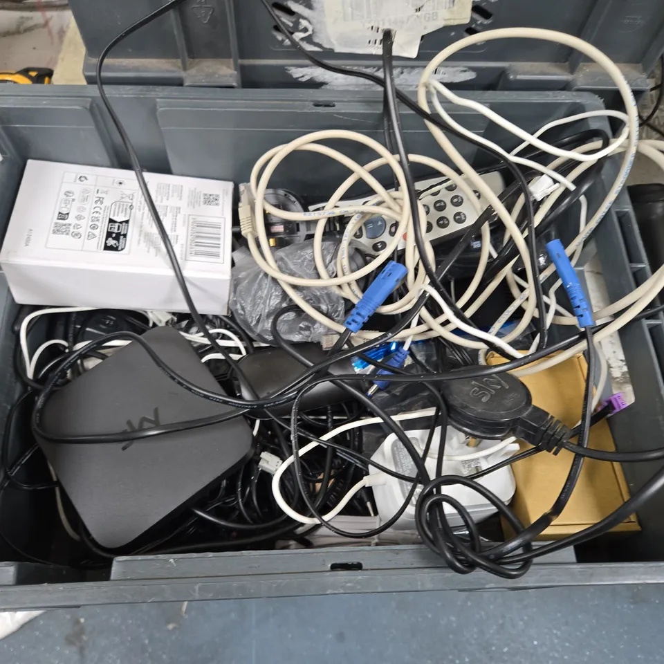 APPROXIMATELY 20 ELECTRICAL ITEMS TO INCLUDE - REMOTE CONTROLS, BT WIFI HUB AND A SPLITTER CABLE