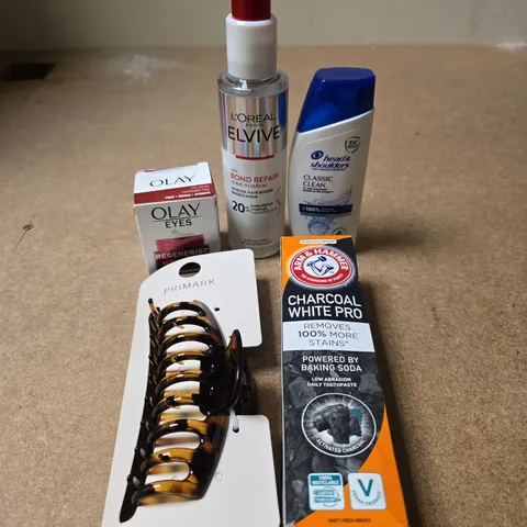 APPROXIMATELY 15 ASSORTED HEALTH & BEAUTY PRODUCTS TO INCLUDE HEAD & SHOULDERS, HAIR CLIPS, OLAY EYES ETC