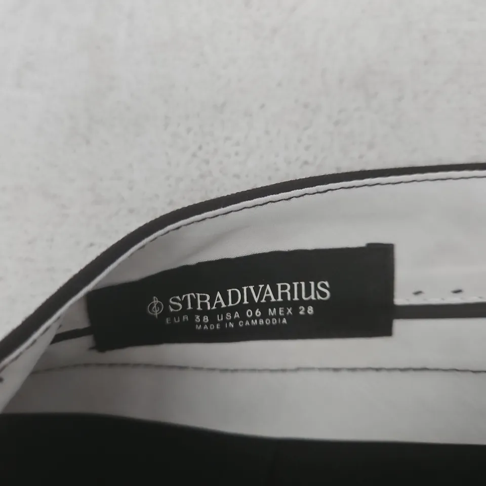 STRADIVARIUS BLACK SHORTS – WOMEN'S, UK 10 (EU 38)