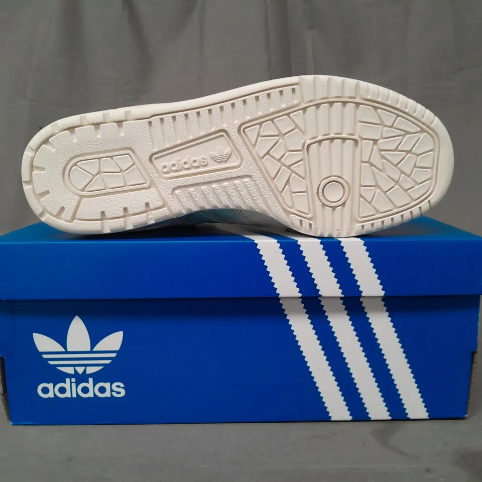 BOXED PAIR OF ADIDAS RIVALRY LOW W SHOES IN OFF WHITE/PASTEL GREEN UK SIZE 5