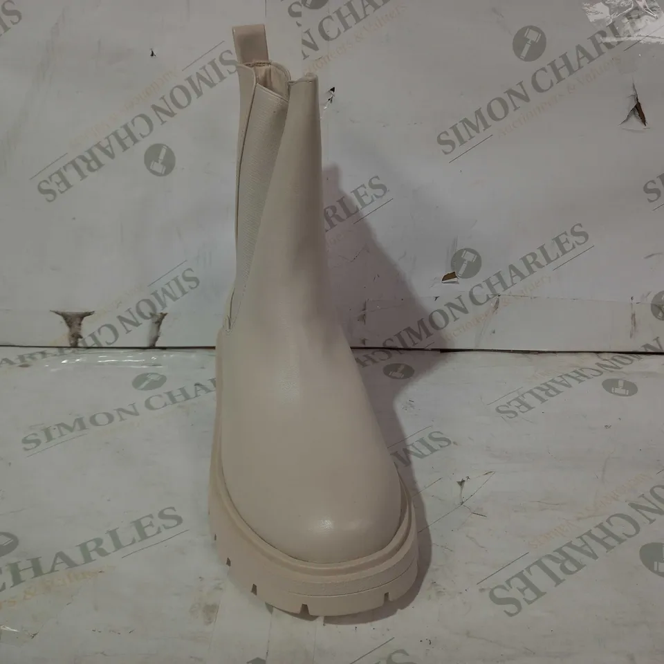 BOXED PAIR OF PRETTY LITTLE THING WIDE FIT SHOES IN CREAM SIZE 6