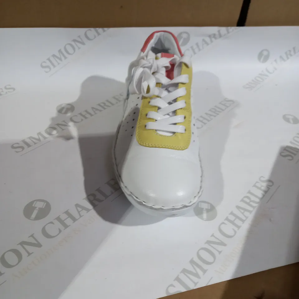 ADESSO WHITE TRAINERS SIZE 5