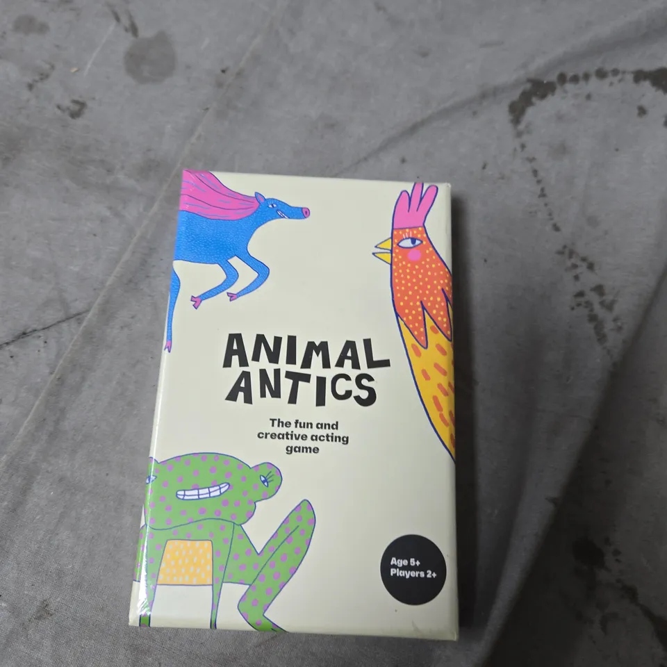 BOX OF ASSORTED TOYS INCLUDING ANIMAL ANTICS GAME , COLOUR CHALKS , EARLY EDUCATION DEVICE AND VARIOUS SOFT TOYS 