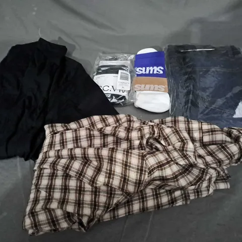 APPROXIMATELY 25 ASSORTED CLOTHING ITEMS IN VARIOUS SIZES TO INCLUDE - T-SHIRT , SOCKS , SHIRT ETC