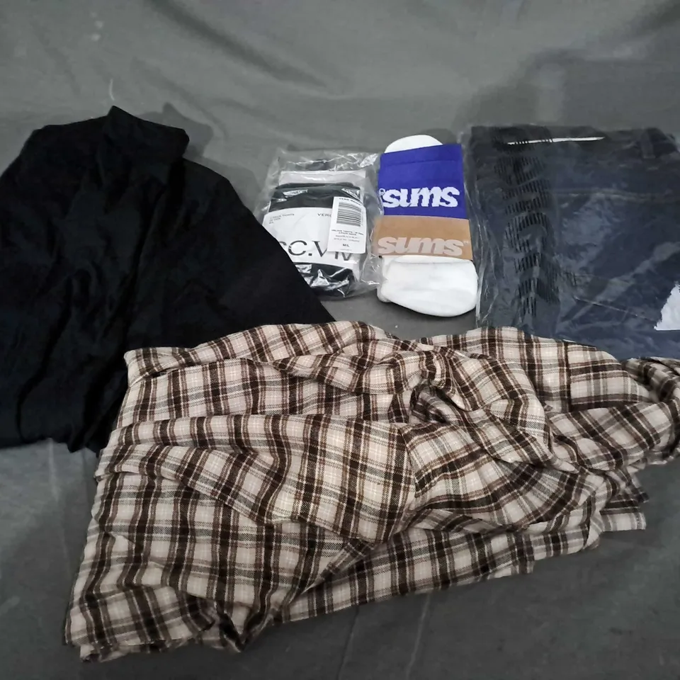 APPROXIMATELY 25 ASSORTED CLOTHING ITEMS IN VARIOUS SIZES TO INCLUDE - T-SHIRT , SOCKS , SHIRT ETC