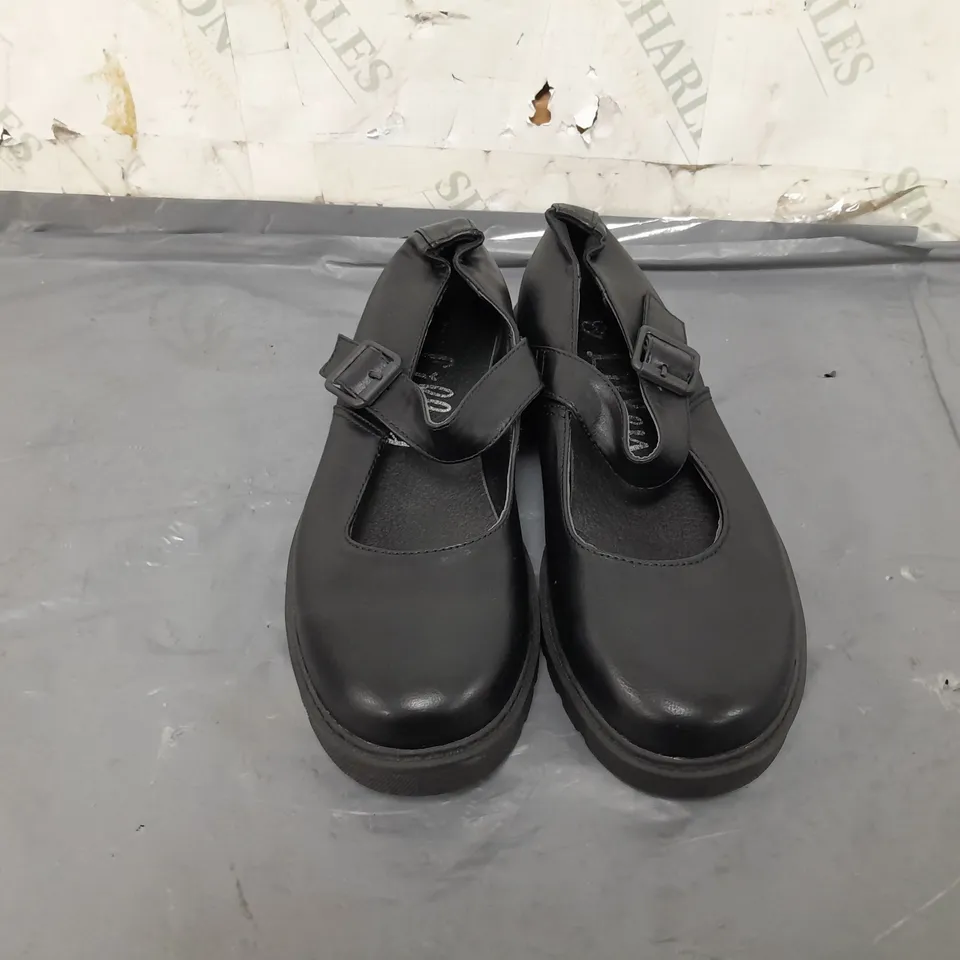 APPROXIMATELY 10 PAIRS OF LILLEY'S BLACK BUCKLE OPEN TOP SHOES IN SIZE 2