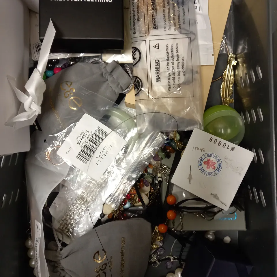 BOX OF APPROXIMATELY 20 ASSORTED JEWELLERY ITEMS OF VARIOUS DESIGNS TO INCLUDE CASIO WATCH, PEAR NECKLACE, SILVER EFFECT BANGLE ETC 