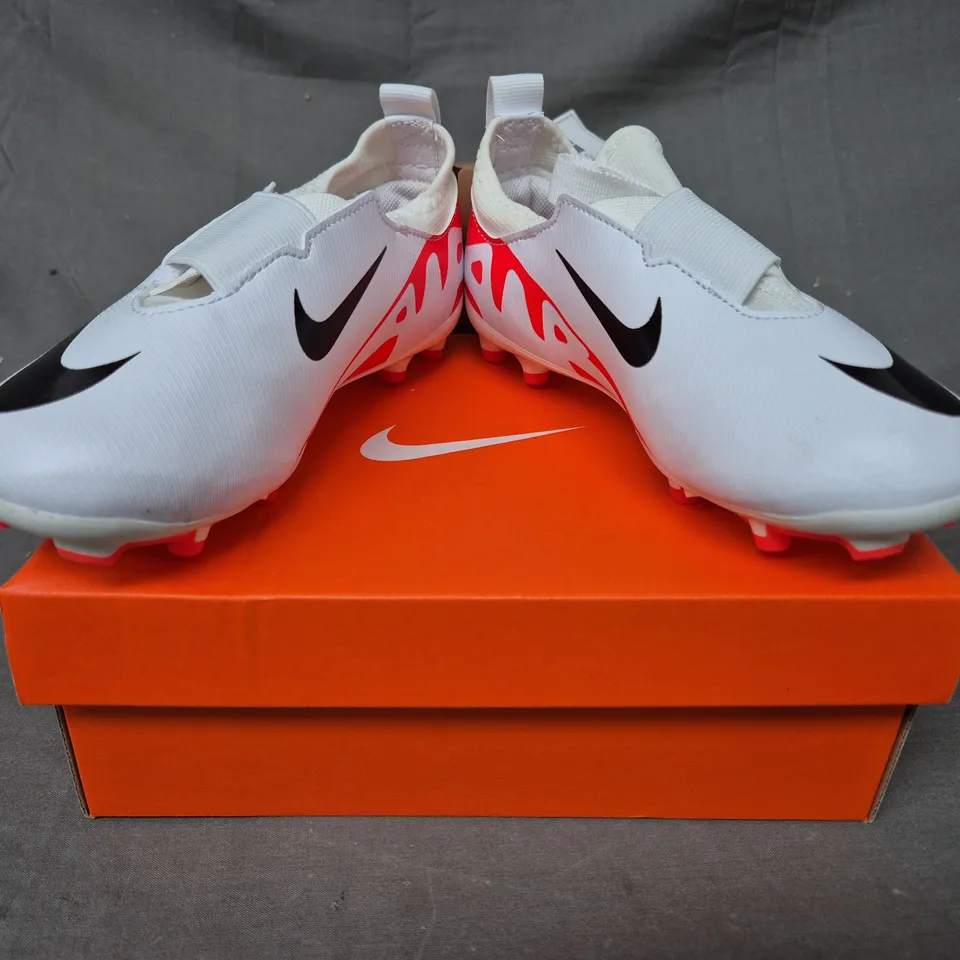 BOXED PAIR OF NIKE KID'S ZOOM VAPOR 15 ACADEMY FOOTBALL BOOTS IN WHITE/RED/BLACK UK SIZE 1