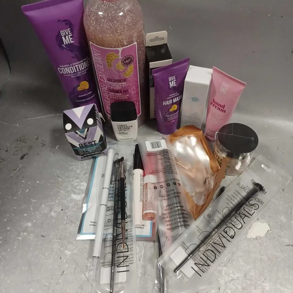 APPROXIMATELY 20 ASSORTED COSMETIC ITEMS TO INCLUDE - GIVE ME HAND CREAM - BPERFECT MINI EMPR3ESS BASE BRUSH - BPERFECT BEST BLEND BEAUTY BLENDER - ETC