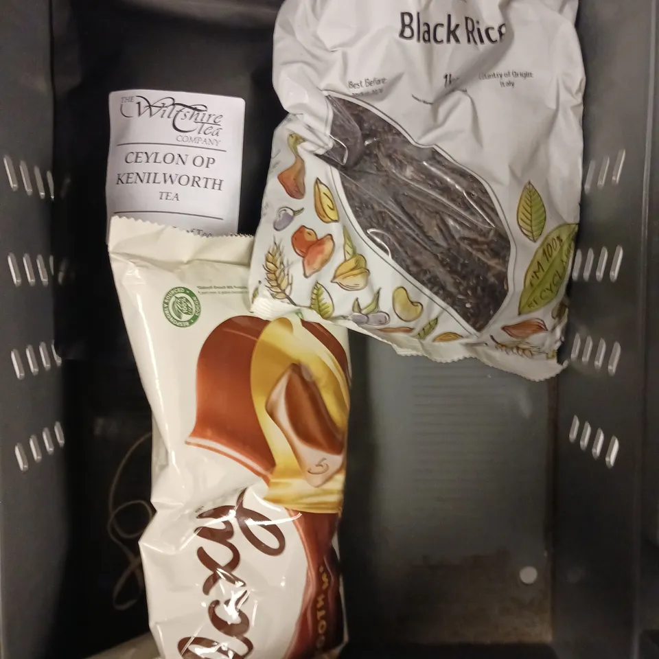 APPROXIMATELY 10 ASSORTED FOOD/DRINK PRODUCTS TO INCLUDE PACT COFFEE, WYLDSSON MUESLI, PRIVILEGE PRALINES ETC 