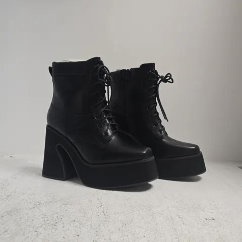 BOXED PAIR OF SEDAI PLATFORM BLOCK HEEL ANKLE BOOTS IN BLACK SIZE 5