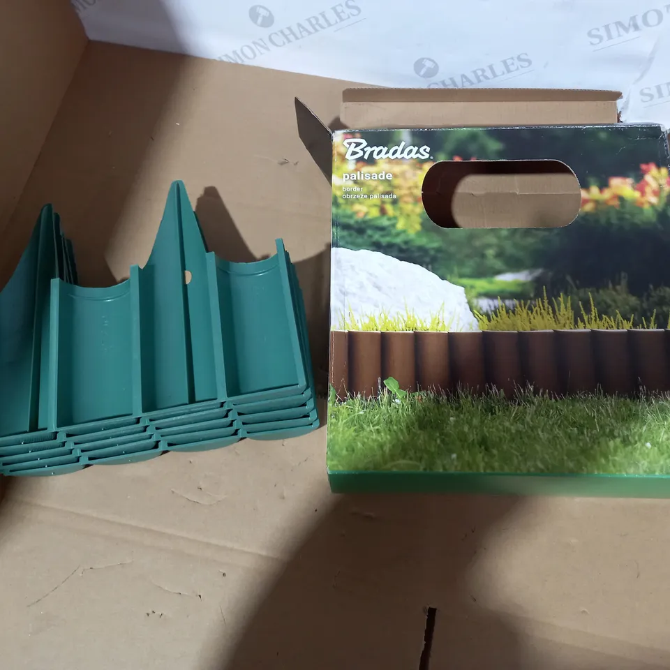 BOXED BRADAS GREEN PALISADE BORDER