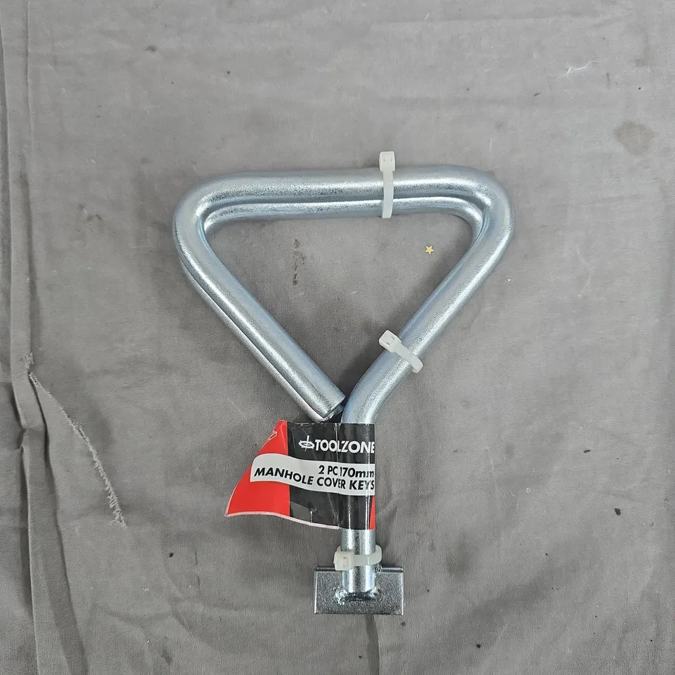 BOX OF APPROXIMATELY 20 HOUSEHOLD ITEMS INCLUDING:FABRIC TUBE TURNERS, C CLAMP AND 170MM MANHOLE KEYS