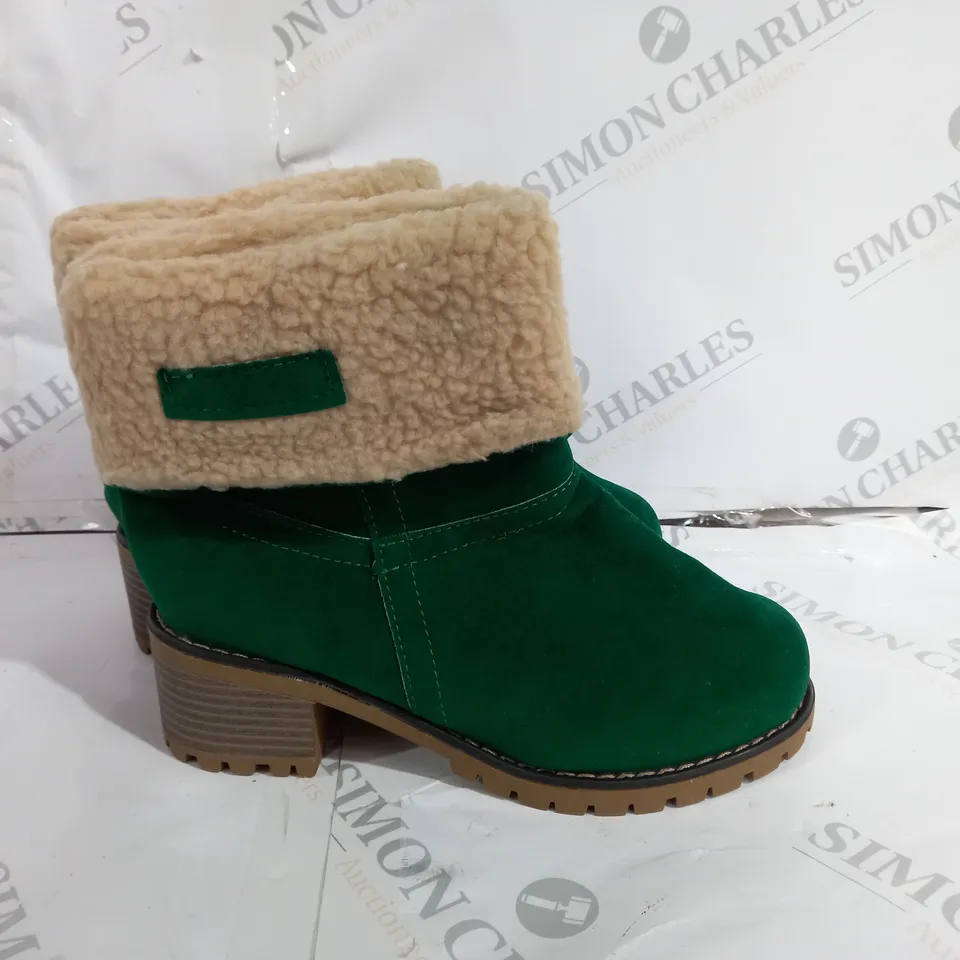 GREEN BOOTS WITH FUR LINING SIZE UNKNOWN