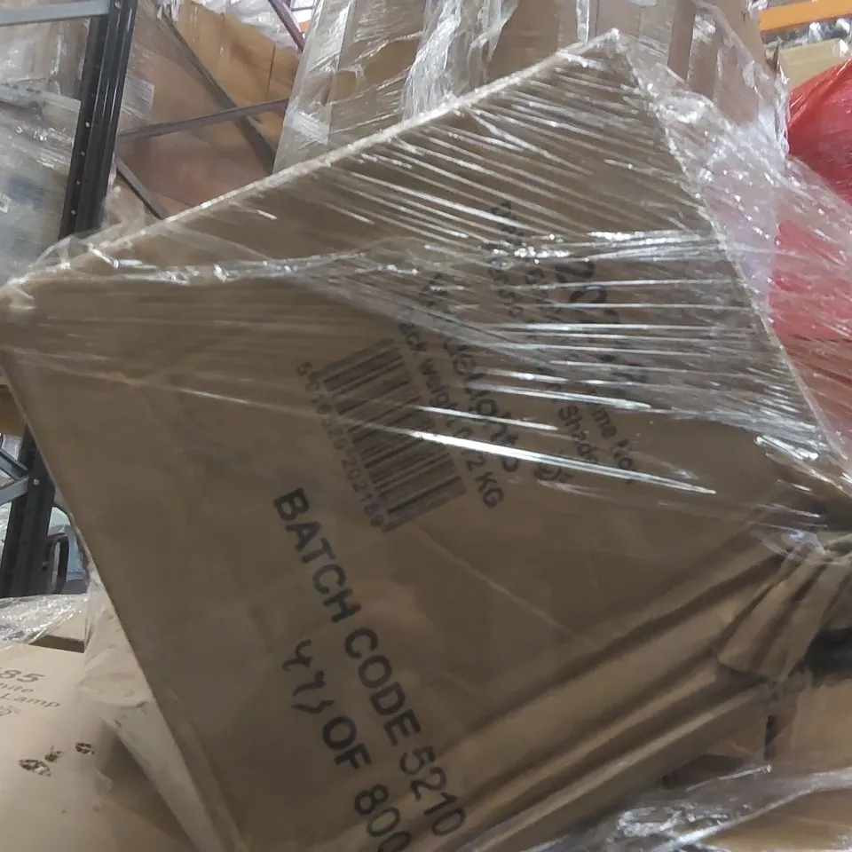 PALLET CONTAINING A LARGE QUANTITY OF ASSORTED HOME LIGHTING ITEMS