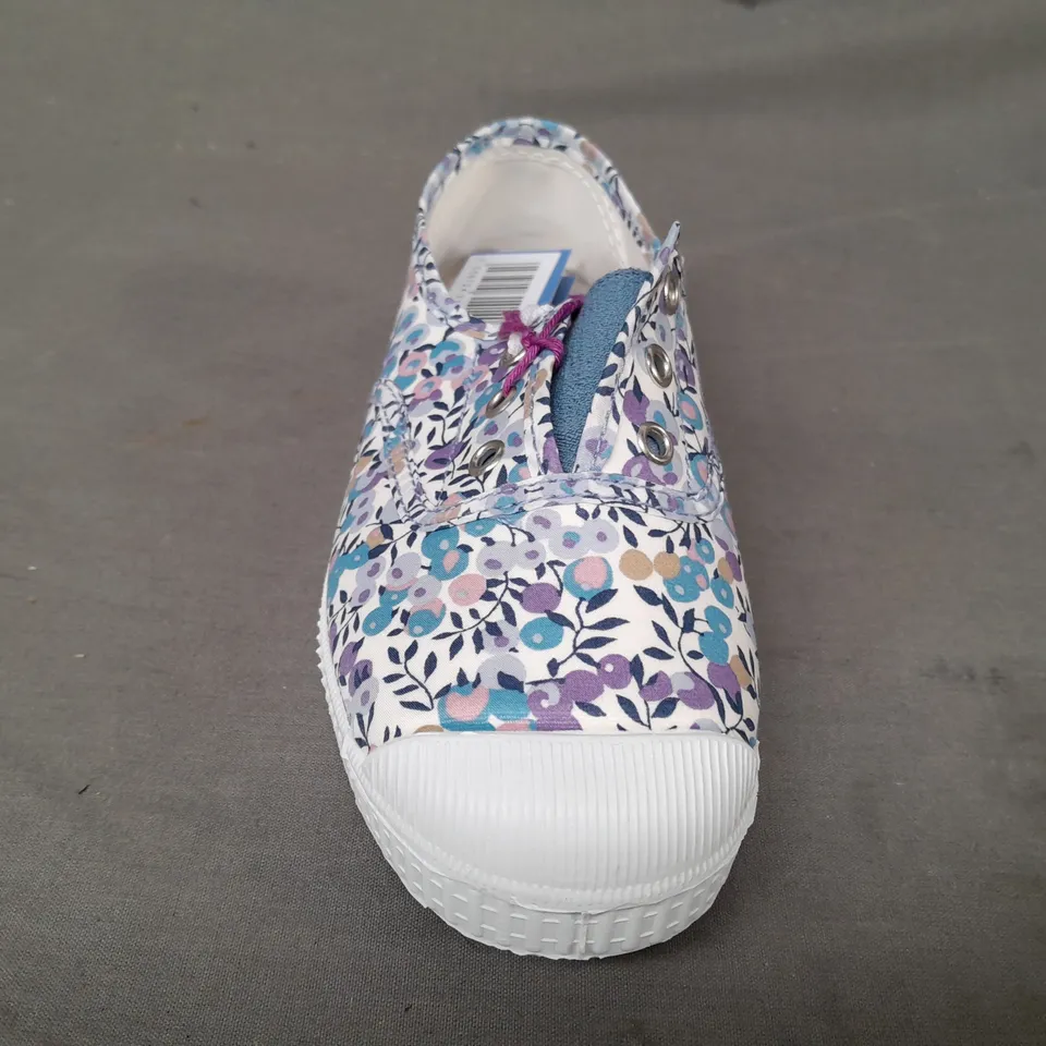 BOXED PAIR OF HAMPTON CANVAS KIDS SHOES IN BLUE/MULTI EU SIZE 31
