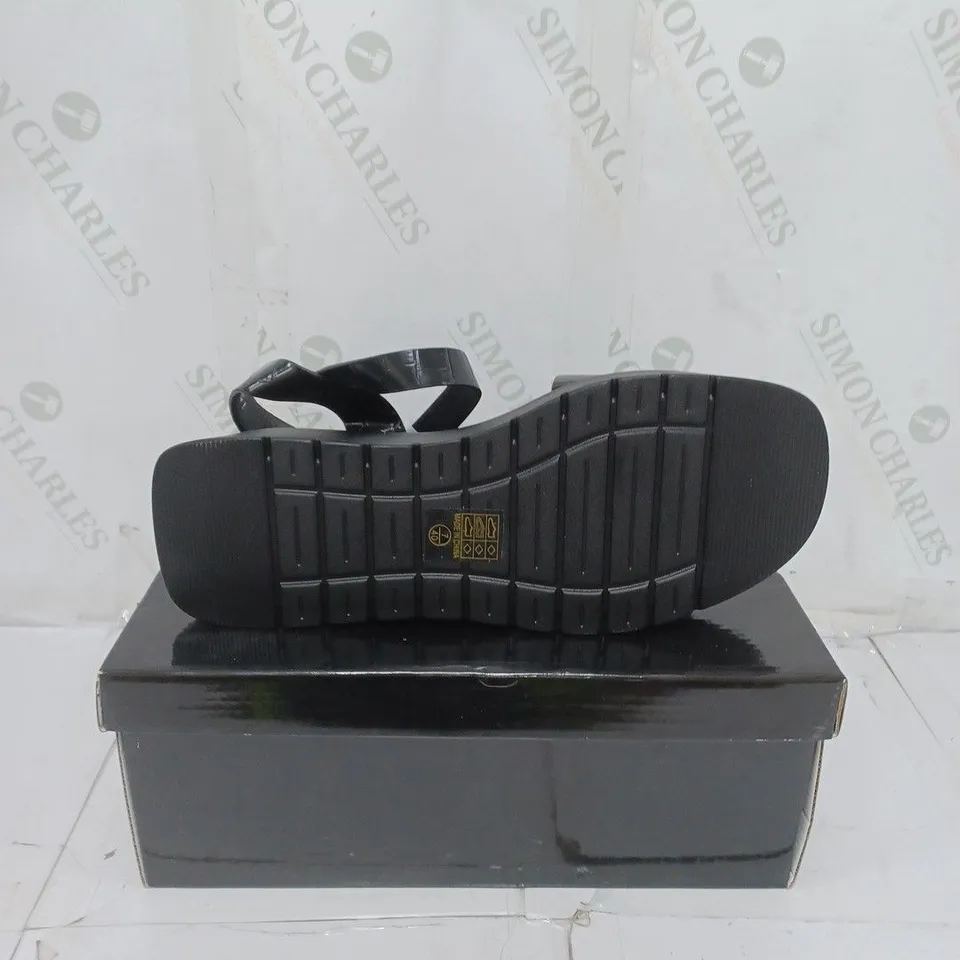 KOI FOOTWEAR LADIES BLACK CROC SKIN STYLE SLIDERS SIZE 7