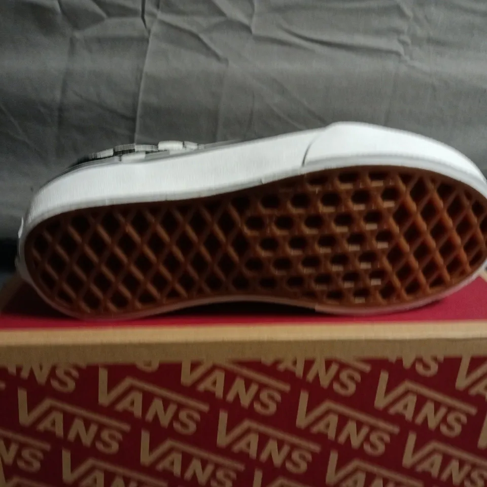 BOXED PAIR OF KIDS VANS CHECKERBOARD TRAINERS - UK SIZE 11