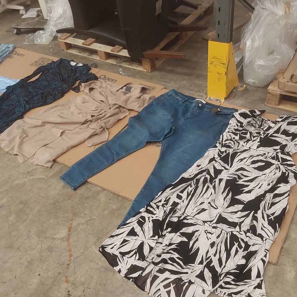 PALLET CONTAINING APPROXIMATELY 775x ASSORTED BRAND NEW DESIGNER CLOTHING ITEMS