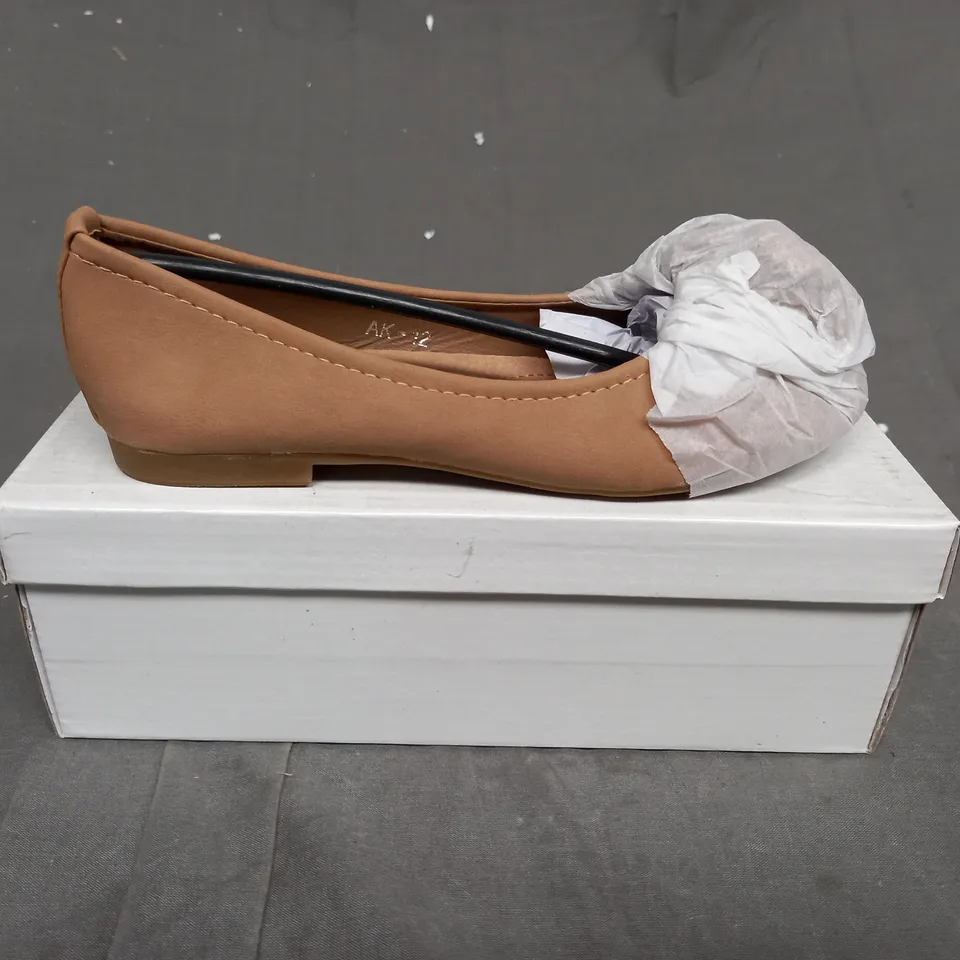 BOX OF APPROXIMATELY 24 BOX BIEGE SLIP IN SHOES IN VARIOUS SIZES