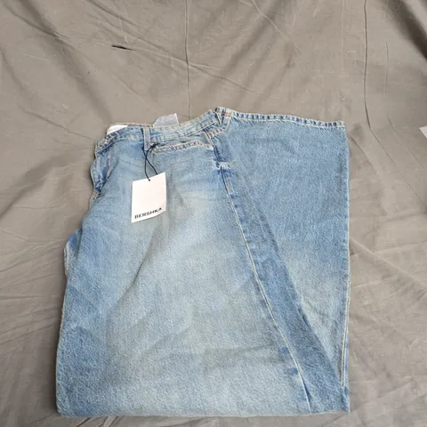 BERSHKA CROPPED STRAIGHT JEANS IN WASHED BLUE SIZE 42