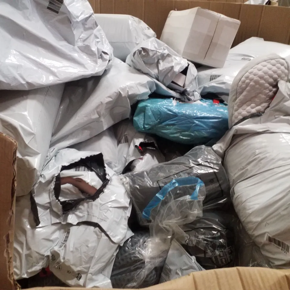 PALLET CONTAINING ASSORTED PILLOWS & CUSHIONS