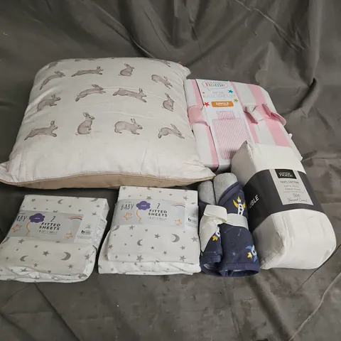 BOX OF APPROXIMATELY 12 ASSORTED BEDDING & SOFT FABRICS ITEMS TO INCLUDE - CUSHION - DUVET SET - BABY FITTED SHEETS