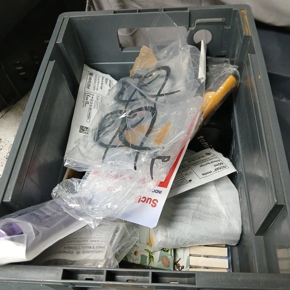 APPROXIMATELY 15 ASSORTED HOUSEHOLD ITEMS TO INCLUDE IN FLIGHT PERSONAL HUMIDIFER, HANDHELD WHISK, SUCTION CUPS, SYRINGES, AROMATHERAPY INCENSE SET ETC