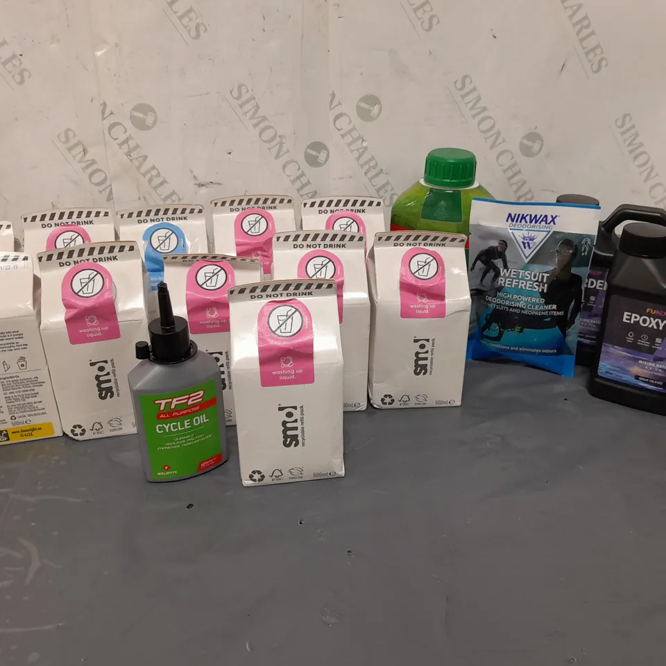 APPROXIMATELY 15 ASSORTED HOUSEHOLD CLEANING PRODUCTS AND ACCESSORIES TO INCLUDE SMOL WASHING UP LIQUID REFILL, VITAX GREEN UP LAWN CARE FEED & WEED, ALL PURPOSE CYCLE OIL