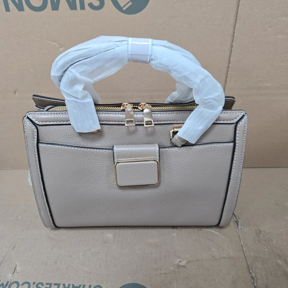 GREY PEBBLE-TEXTURED HANDBAG WITH GOLD-TONE BUCKLE 