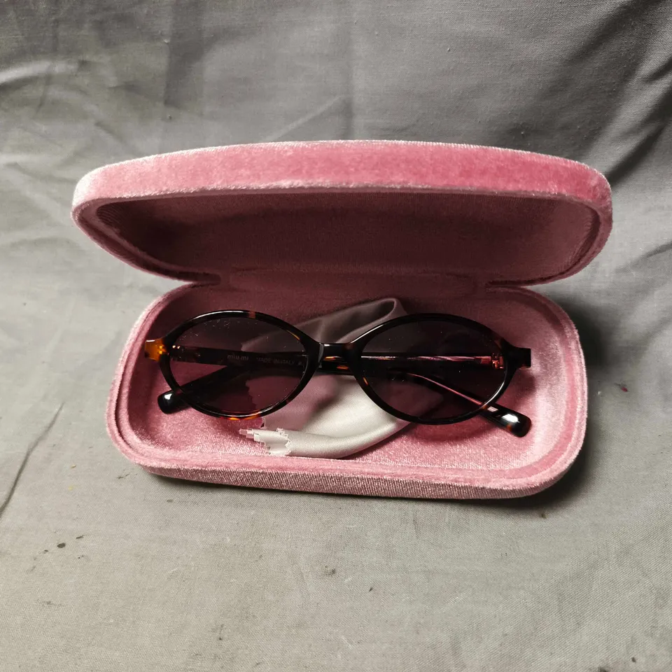 MIU MIU SUNGLASSES SMU04Z, TORTOISHELL FRAME WITH PINK LENSES