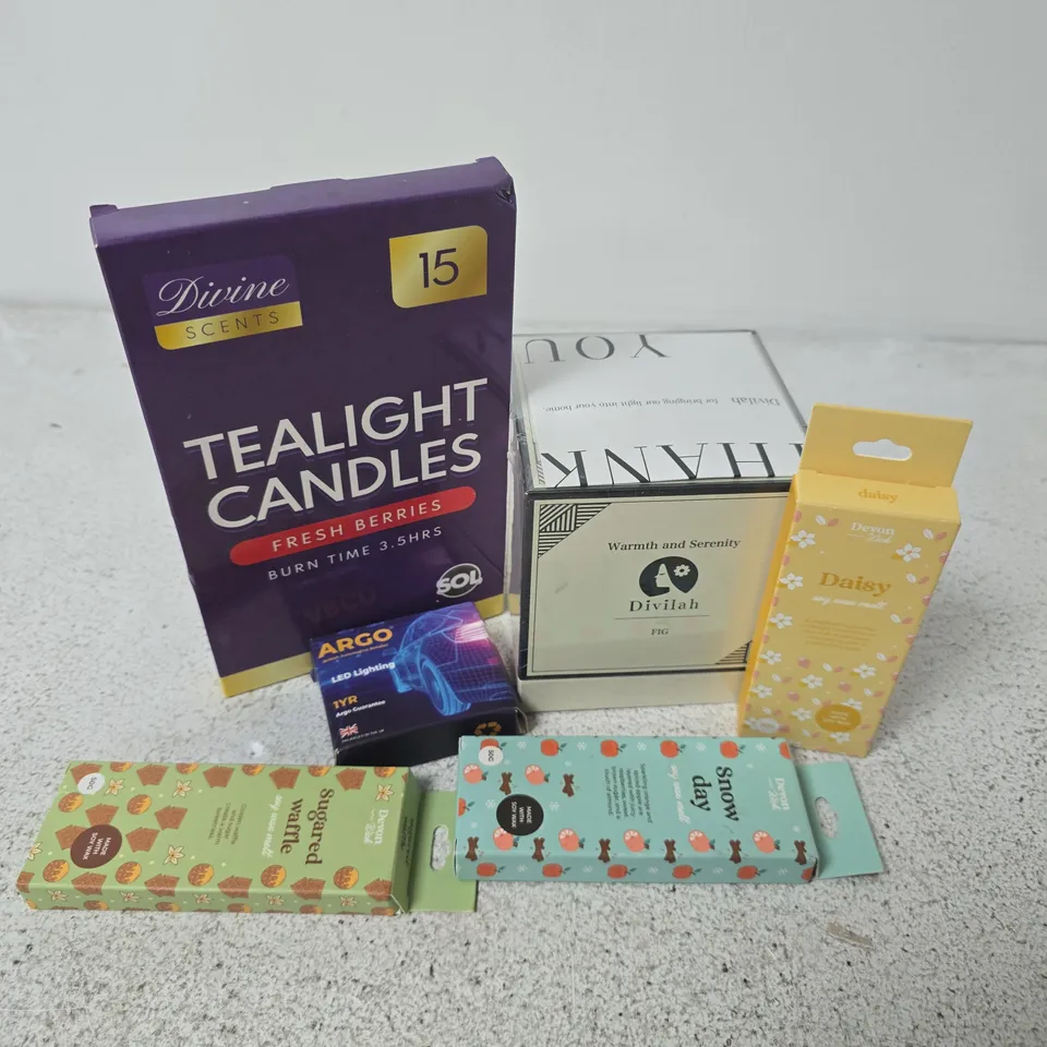 APPROXIMATELY 12 ASSORTED HOUSEHOLD ITEMS TO INCLUDE SCENTED CANDLES, TEALIGHTS, CARD LEDS, ETC