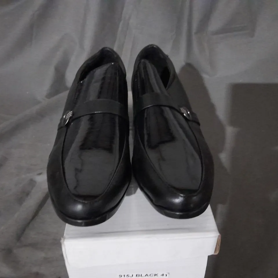 APPROXIMATELY 10 BOXED PAIRS OF BLACK LEATHER LOAFERS TO INCLUDE SIZE 7