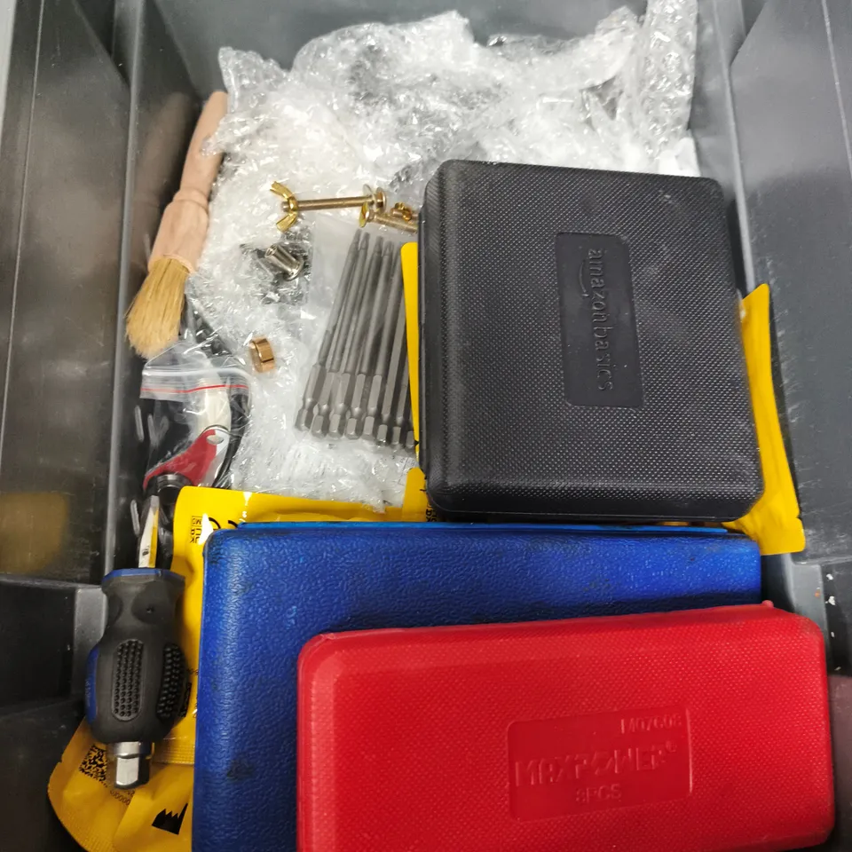 TOTE OF APPROXIMATELY 15 ASSORTED TOOLS TO INCLUDE TRIM REMOVAL TOOL SET, WIRE STRIPPER AND A FIX IT SPANNER SET