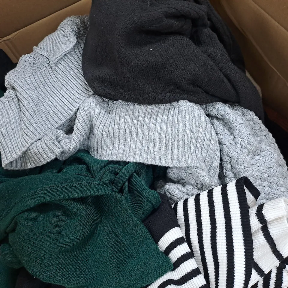 BOX OF APPROXIMATELY 20 ASSORTED HOUSEHOLD AND CLOTHING ITEMS IN VARIOUS STYLES, SIZES, AND COLOURS, ETC - COLLECTION ONLY