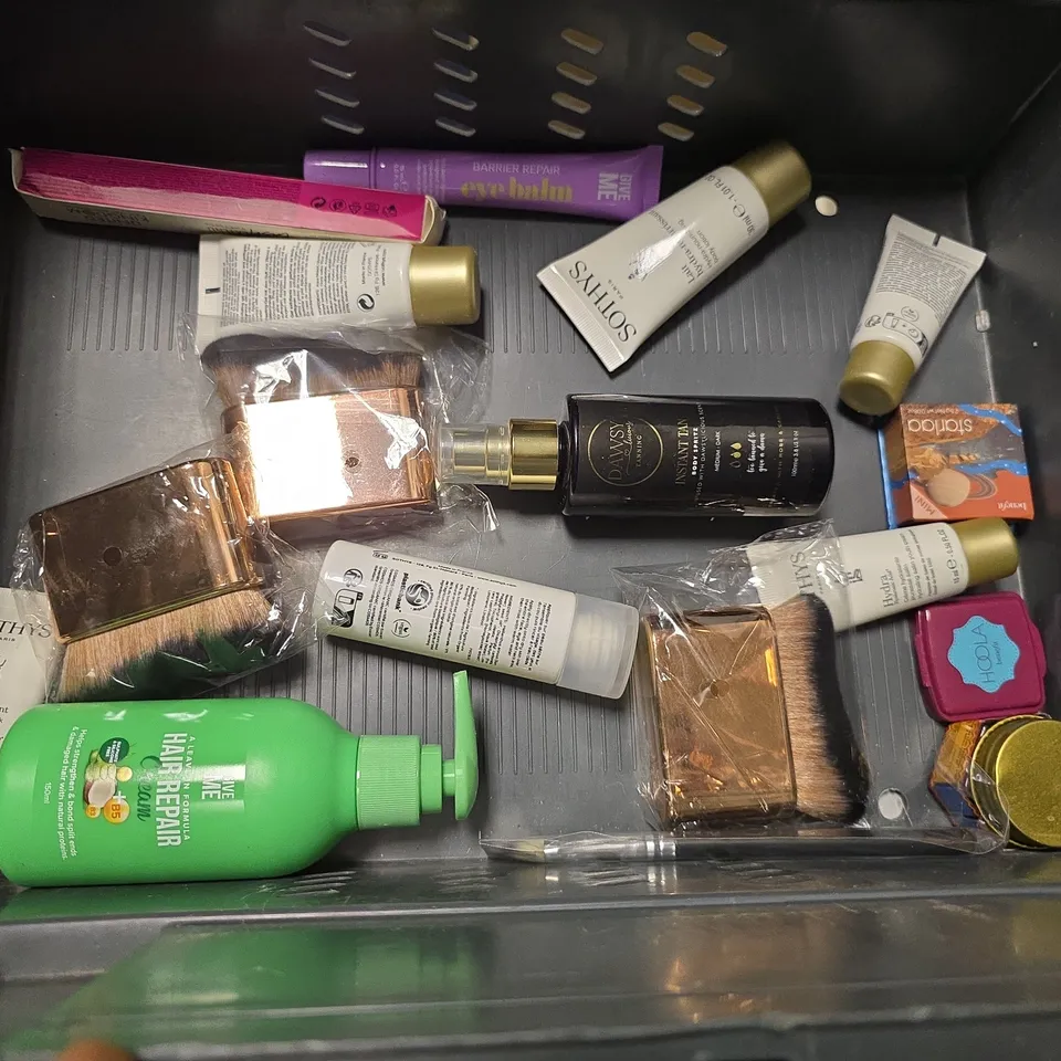 APPROXIMATELY 20 ASSORTED HEALTH AND BEAUTY ITEMS TO INCLUDE CLAIROL HAIR DYE, WILDSMITH BODY WASH AND DAWSY SKIN MOISTURISER
