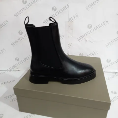 BOXED PAIR OF JIGSAW BLACK BOOTS SIZE 7