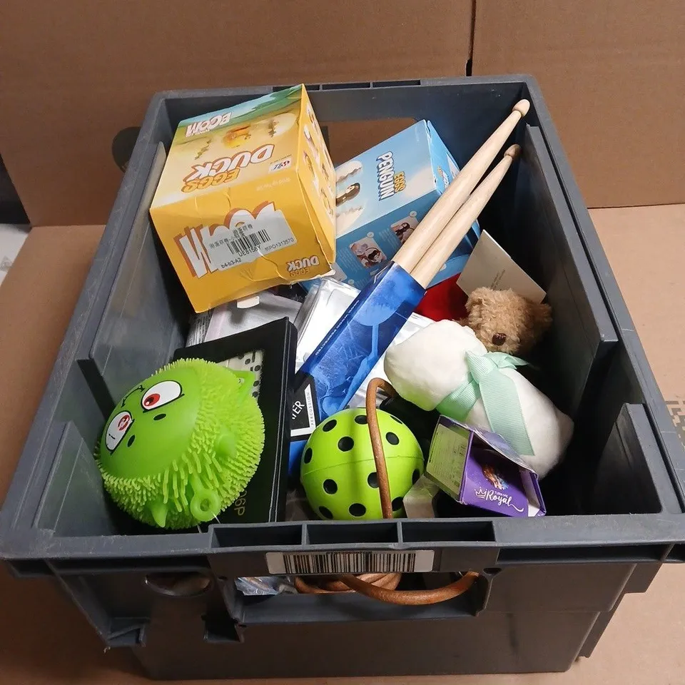 TOTE OF APPROXIMATELY 20 ASSORTED TOYS/RELATED ITEMS TO INCLUDE EGGS DUCK, EGGS PENGUIN, DRUM STICKS, UNO CARDS, DOMINOES, HARRODS BEAR ETC
